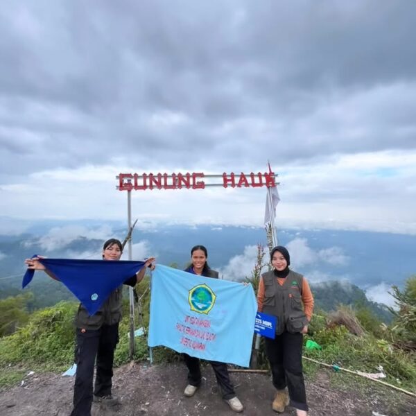 Partisipan Pendakian Nasional Merah Putih 2025 di Gunung Hauk 1325 MDPL